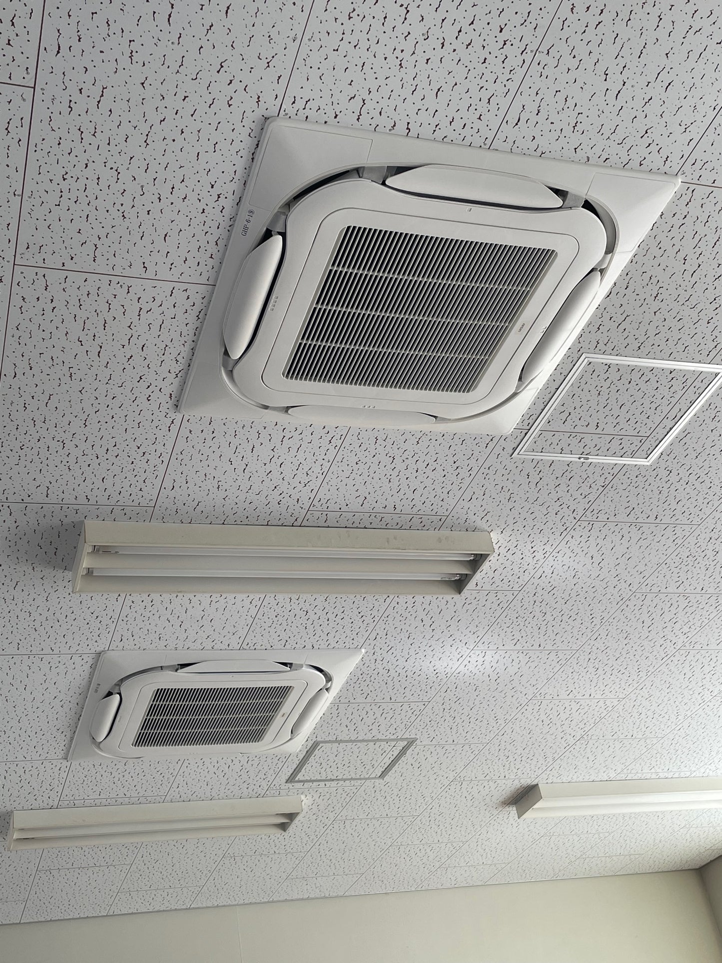 エアコンの近くに天井点検口を取り付けた時