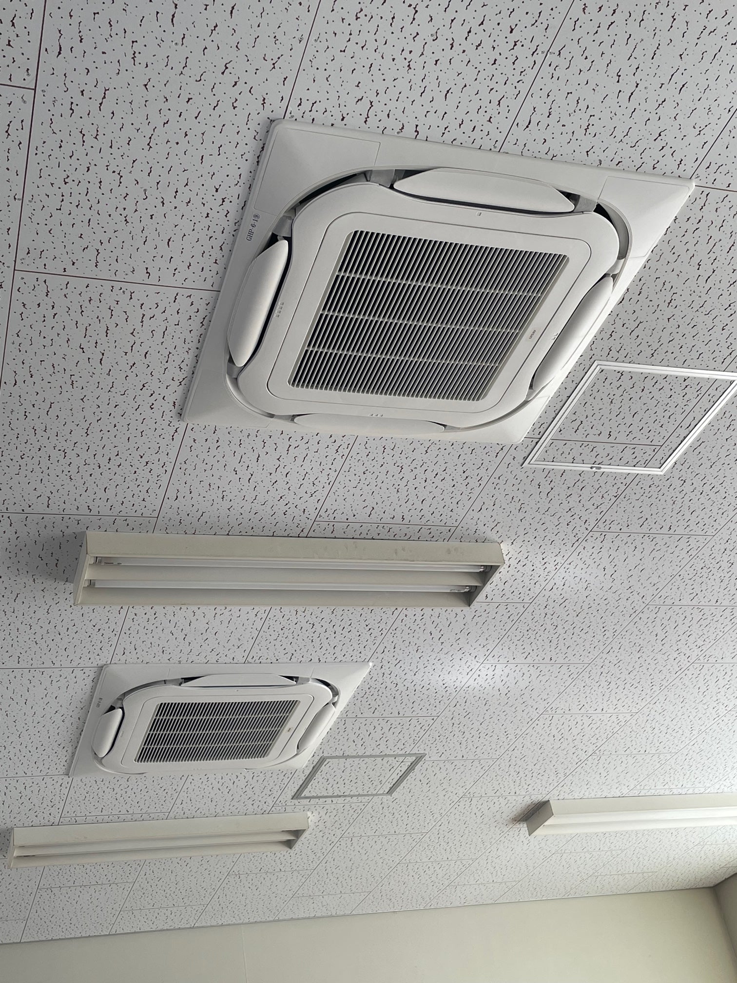 エアコンの近くに天井点検口を取り付けた時